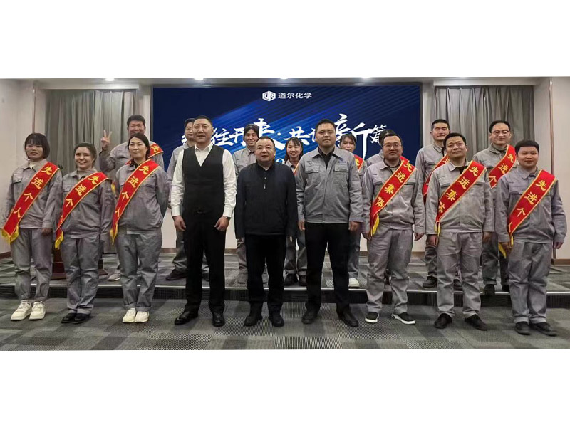 公司领导和获奖者合影